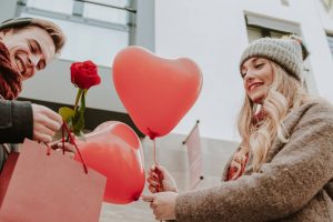 Par koji slavi Dan zaljubljenih i razmišlja o poklonu koji ima smisla i traje